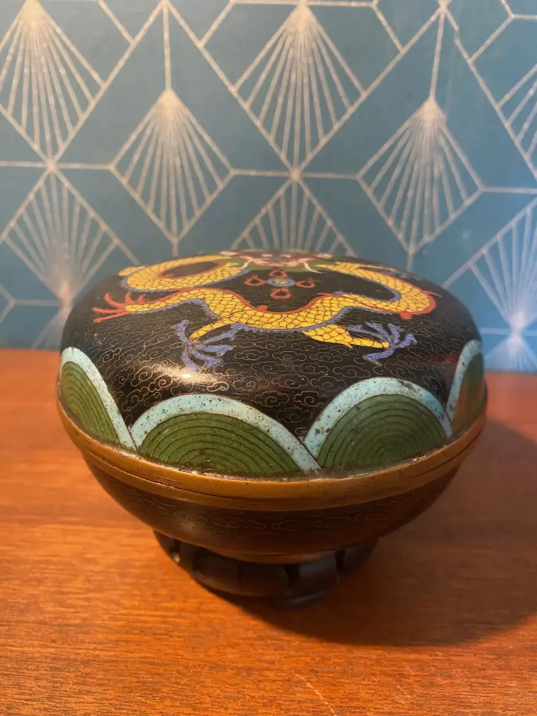 Parfaite boîte cloisonnée, de la Chine ancienne, de la période Qing, 19ème siècle. En très bel état et sur son socle en bois noirci.                                                           A perfect cloisonné box from ancient China, Qing period, 19th century. In very good condition and on its blackened wooden base.