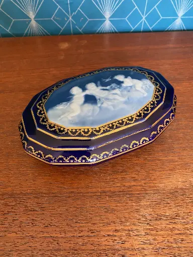 Bonbonnière ancienne signé Camille THARAUD (1878-1956), porcelaine de Limoges.                                                  Antique candy box signed Camille THARAUD (1878-1956), Limoges porcelain.