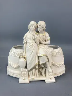 Royal Dux, coupe en biscuit, ou jardinière, sculpture ancienne.          Royal Dux, biscuit cup, or planter, antique sculpture.
