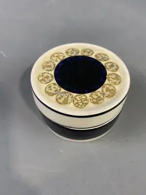 Royal Copenhagen, boîte à pilules en porcelaine blanche. Numérotée.           Royal Copenhagen, white porcelain pill box. Numbered.